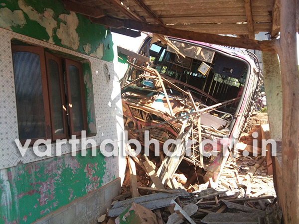 ಆಗುಂಬೆ: ಅಂಗಡಿಗೆ ನುಗ್ಗಿದ ಬಸ್; ಡ್ರೈವರ್ ಸ್ಥಳದಲ್ಲಿಯೇ ಸಾವು